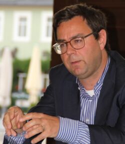 Der Bundestagsabgeordnete Dr. Sebastian Schäfer beim Werkstattgespräch am 5. Juni 2023 in Weikersheim