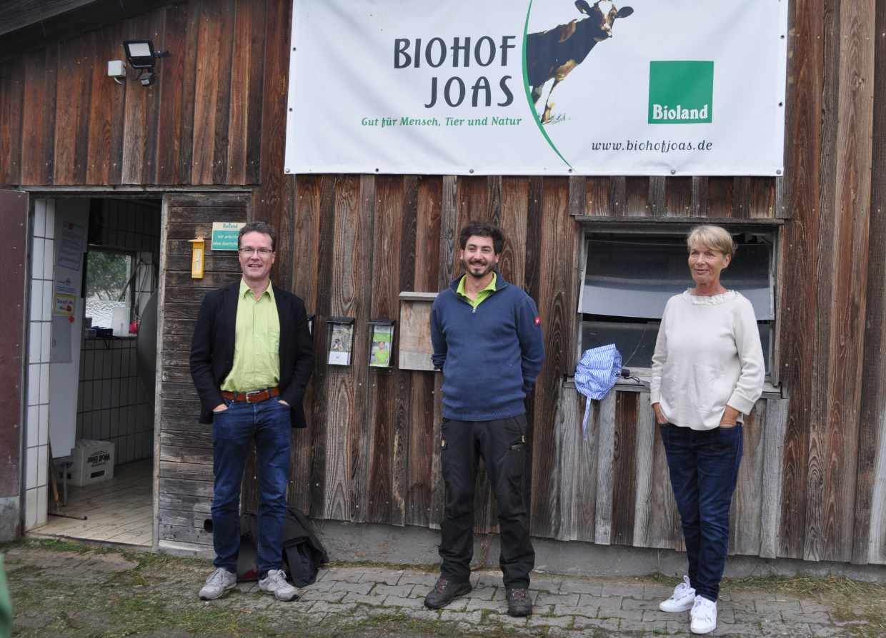 Bundestagsabgeordnete Charlotte Schneidewind-Hartagel und Harald Ebner auf dem Biohof Joas