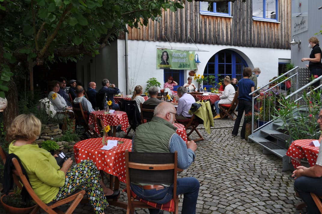 Gartengespräch mit Agnieszka Brugger und Charlotte Schneidewind-Hartnagel im Café WeinLese in Gerlachsheim