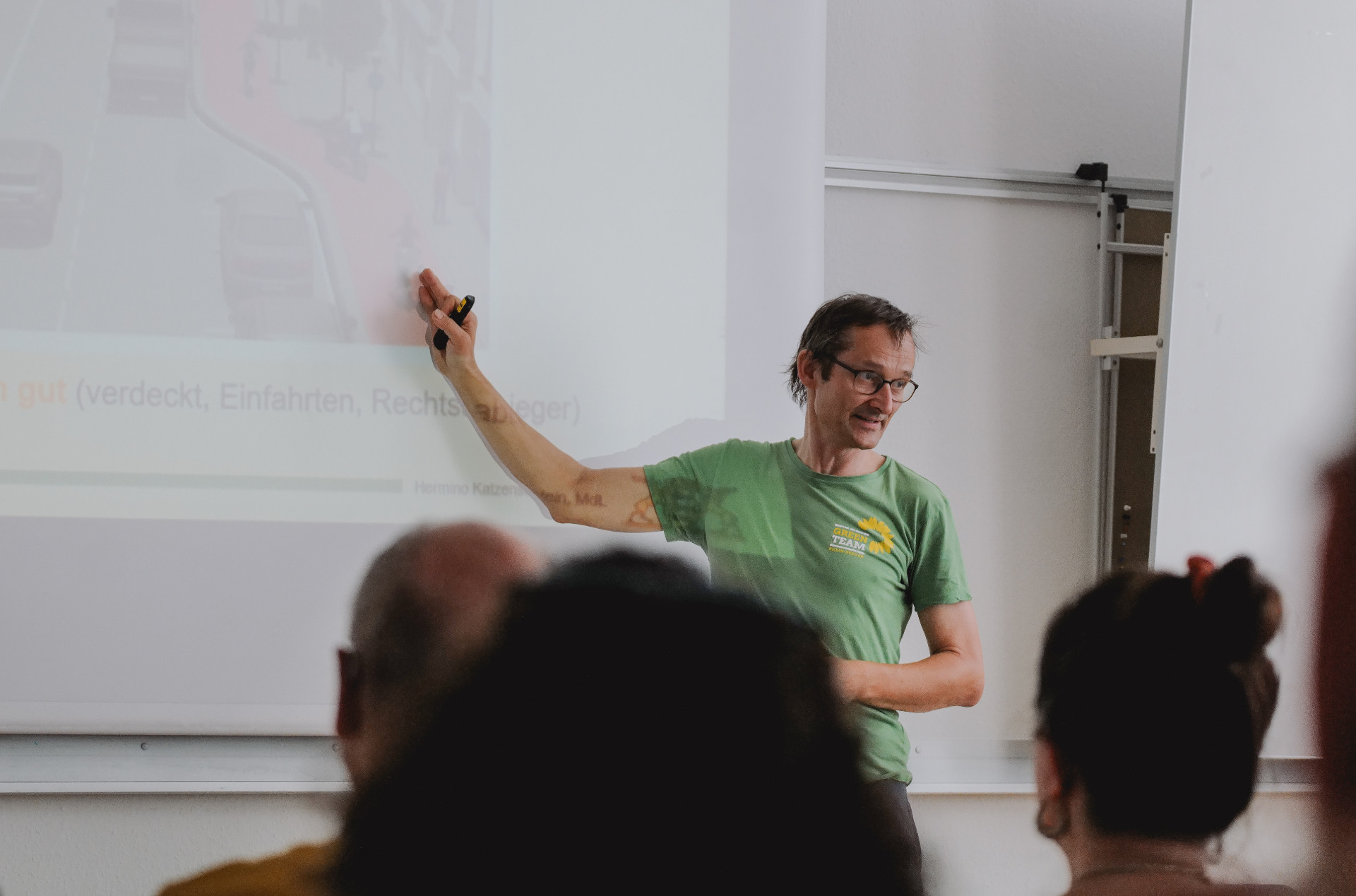 MdL Hermino Katzenstein beim Vortrag über die Radverkehrsförderung des Landes Das Foto zeigt MdL Hermino Katzenstein bei seinem Vortrag über die Radverkehrsförderung des Landes