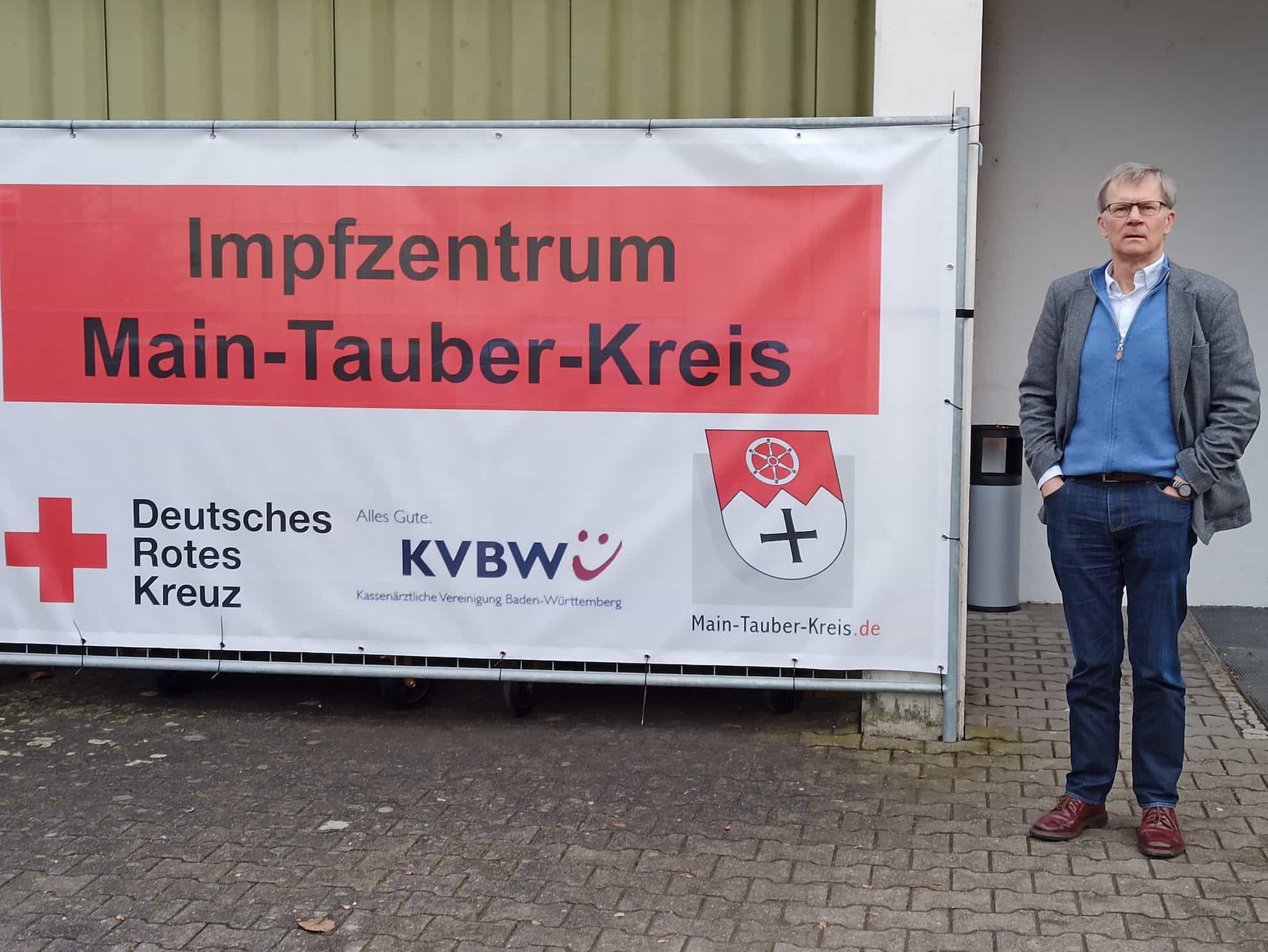 Landtagskandidat Dr. Leonhard vor dem Kreisimpfzentrum des Main-Tauber-Kreises in Bad Mergentheim