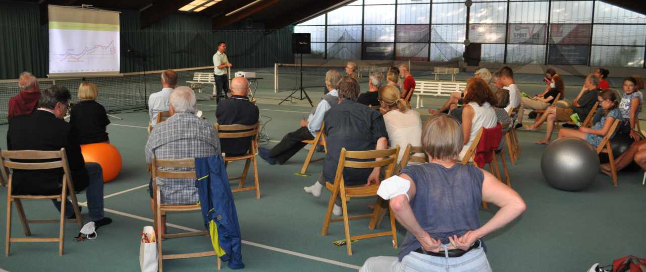 Interessierte Zuhörer:innen beim Vortrag des Meteorologen Guido Lawenstein in Weikersheim